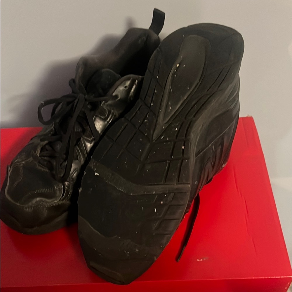 New Balance Black Sneakers with Cushioned Sole and Breathable Mesh - Picture 3 of 5